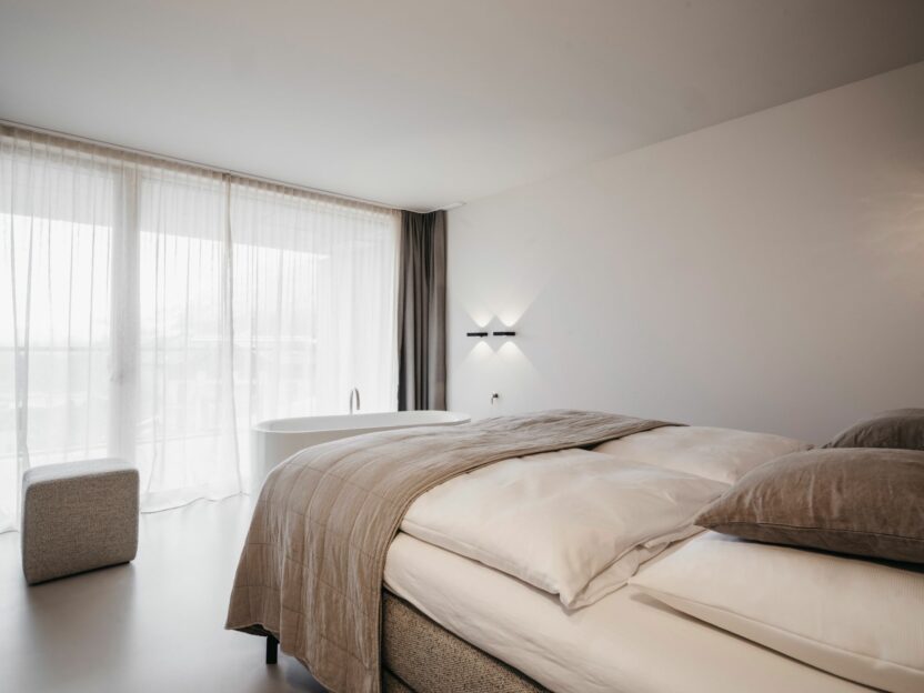 Schlafzimmer mit freistehender Badewanne mit tollen Balkon.