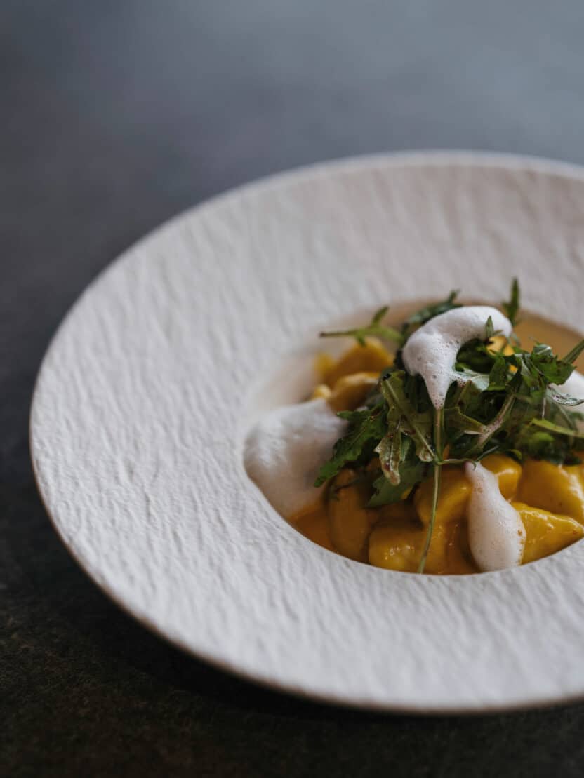 Geschmackvolle Hauptspeise im deck7 Rooftop-Restaurant