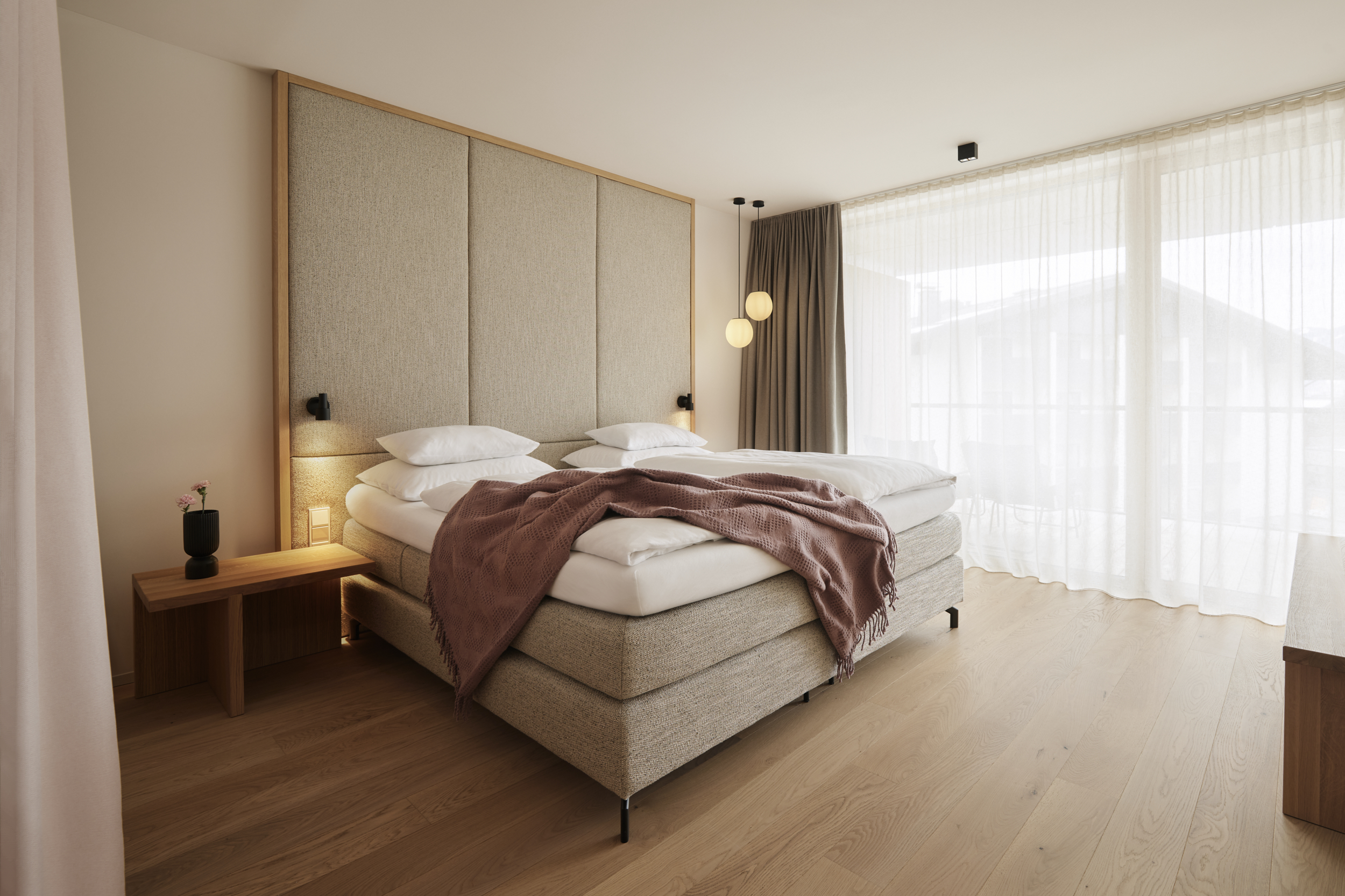 Bett mit Überwurf im Haven Mountain Retreat