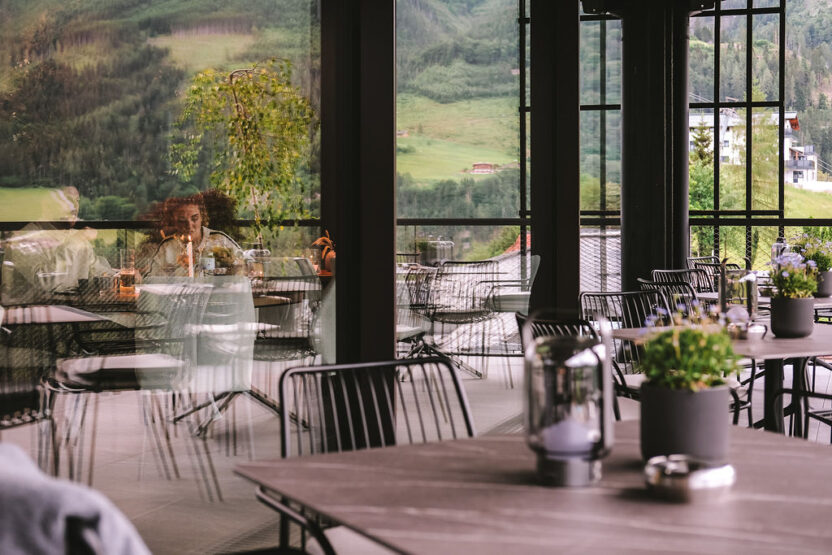 Blick von der Terrasse des deck7 ins Restaurant in St. Johann Alpendorf
